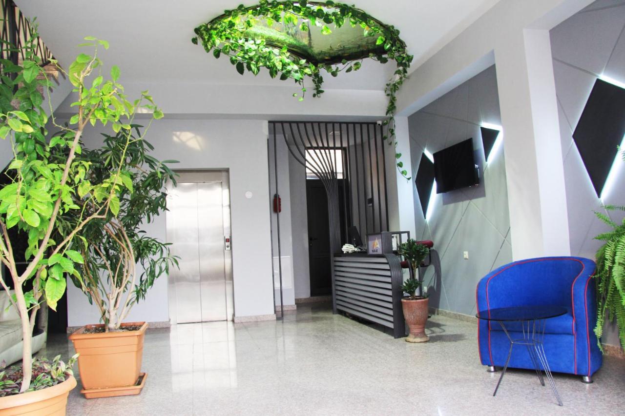 Nice Hotel Jerevan Buitenkant foto