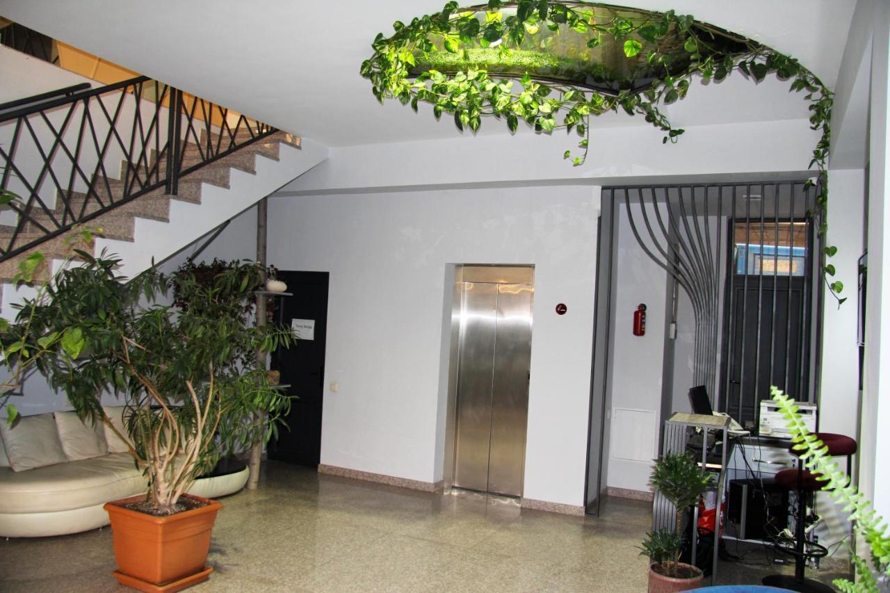 Nice Hotel Jerevan Buitenkant foto