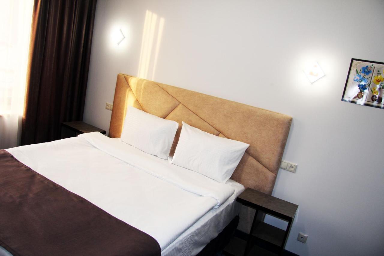 Nice Hotel Jerevan Buitenkant foto