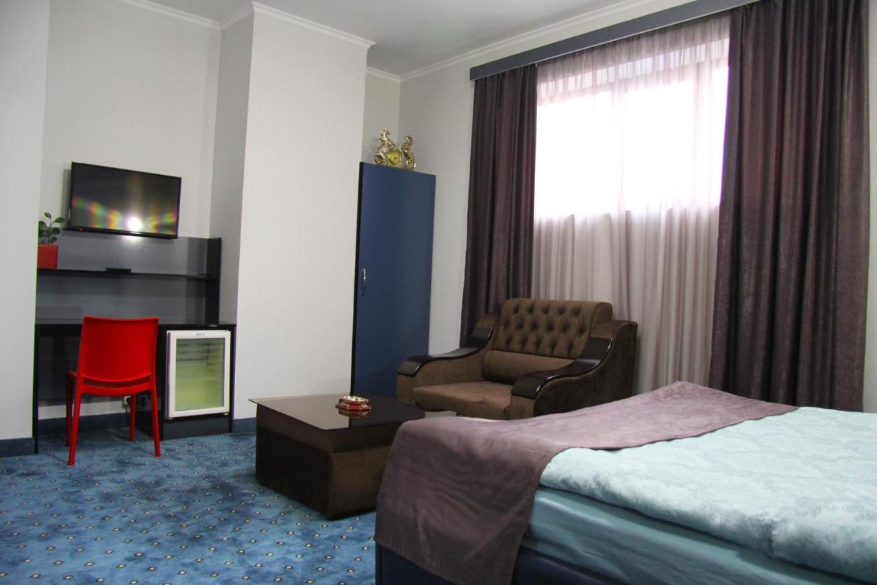 Nice Hotel Jerevan Buitenkant foto